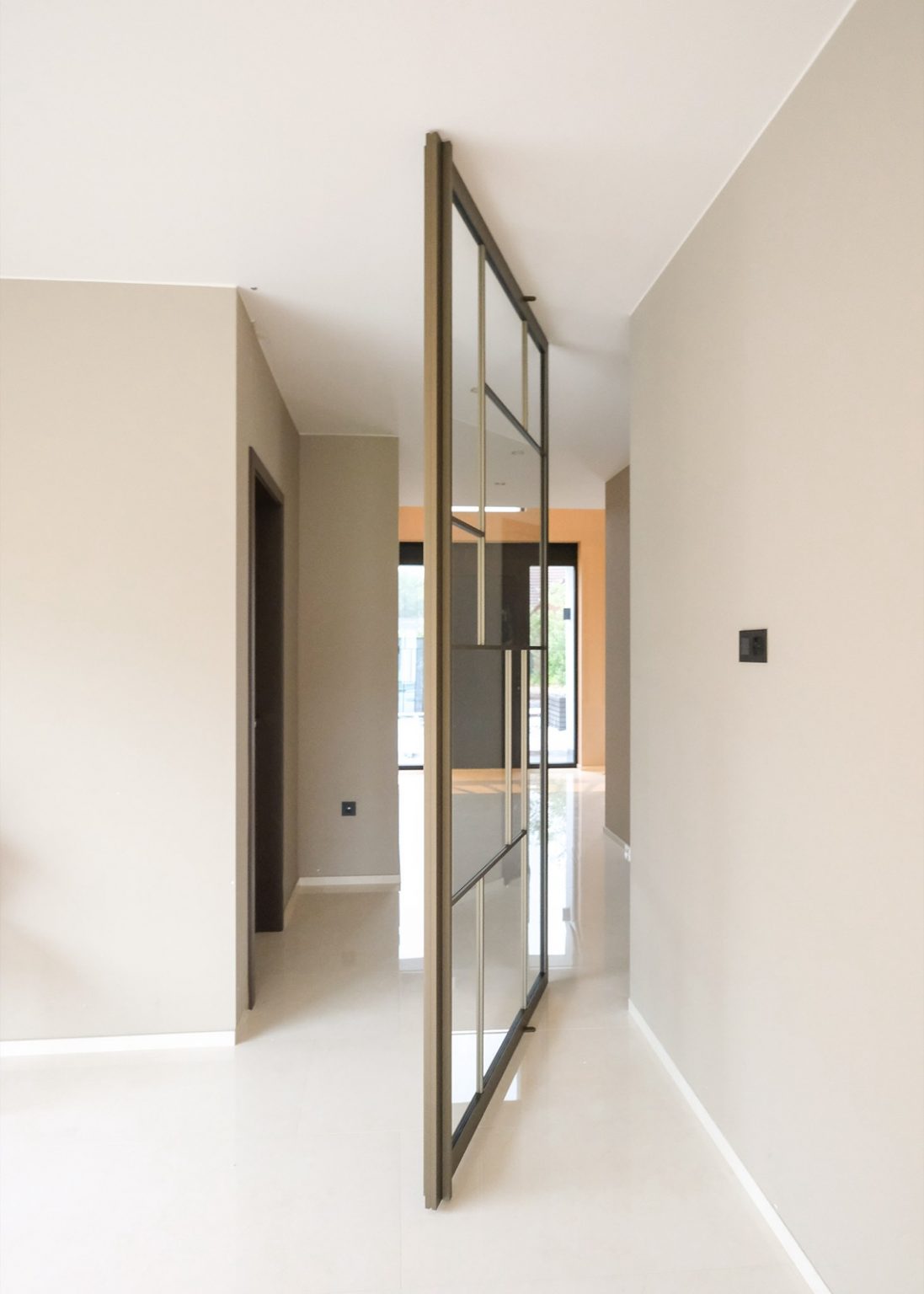 Anyway-Doors-Glazen-taatsdeuren-met-brons-aluminium-03-1097x1536
